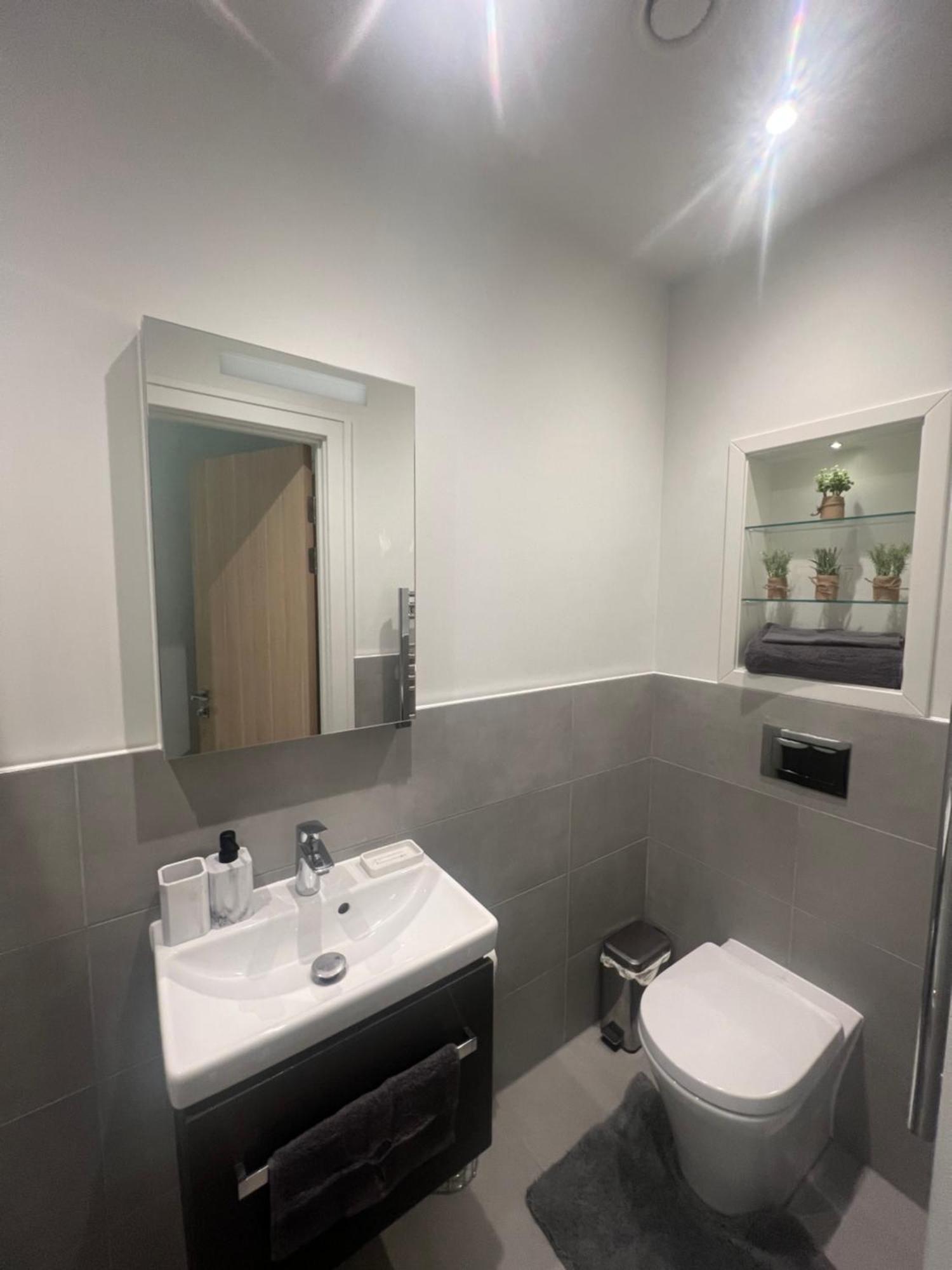 London Heathrow Airport Apartment Voyager House Terminal 12345 - Ev Electric And Parking Available Hillingdon Exteriör bild